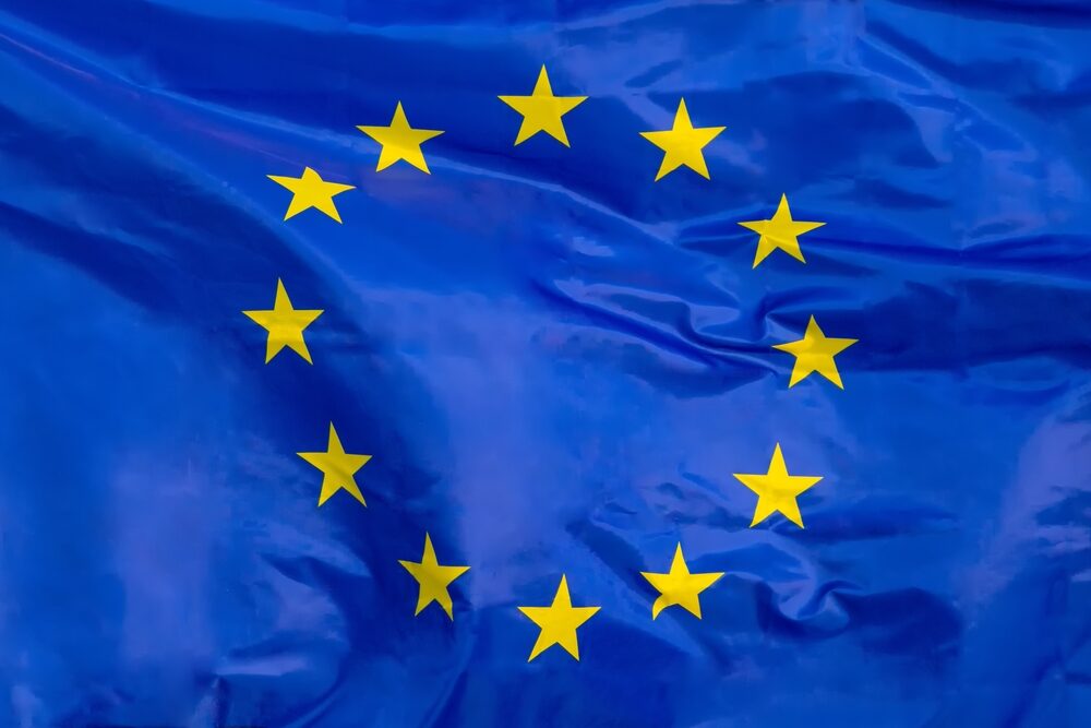 Logo di Google con sfondo della Commissione Europea