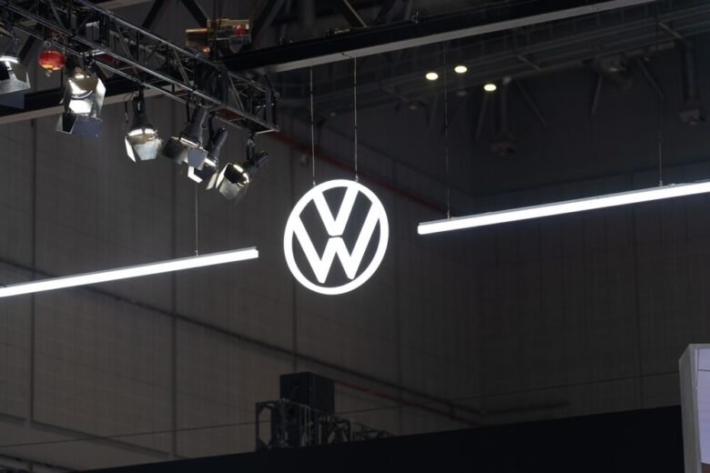 Logo Volkswagen su sfondo aziendale