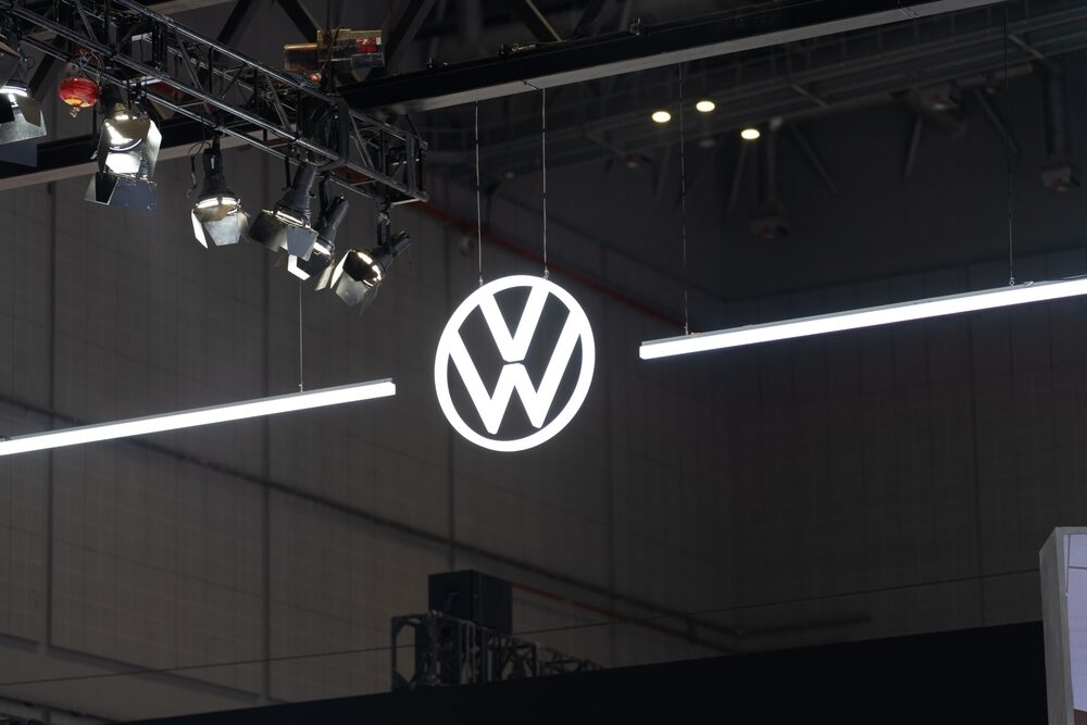 Logo Volkswagen su sfondo aziendale