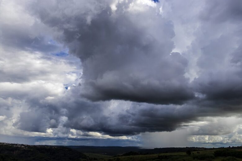 Cielo nuvoloso con temporali in arrivo