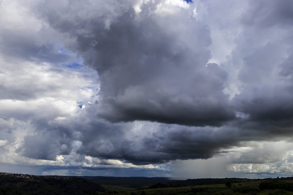Cielo nuvoloso con temporali in arrivo